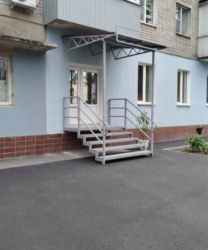 Лестница на металлокаркасе для коммерческого объекта