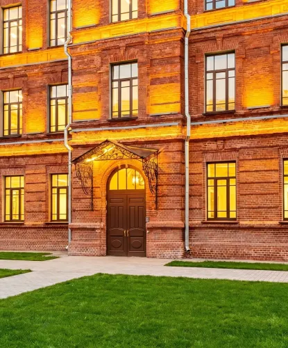 Кованный козырек для здания с старинной архитектурой