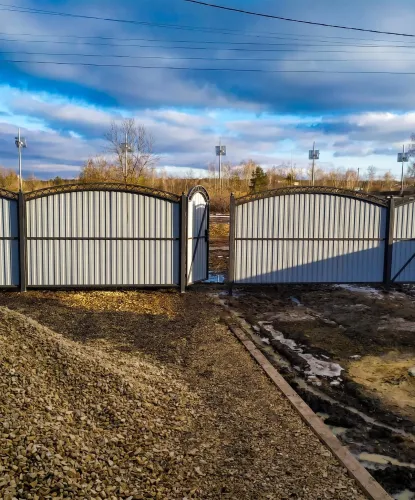 Ворота, забор и калитка на металлическом каркасе из профильной трубы, обшитый металлопрофилем