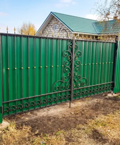 Ворота из художественной ковки с металлопрофилем